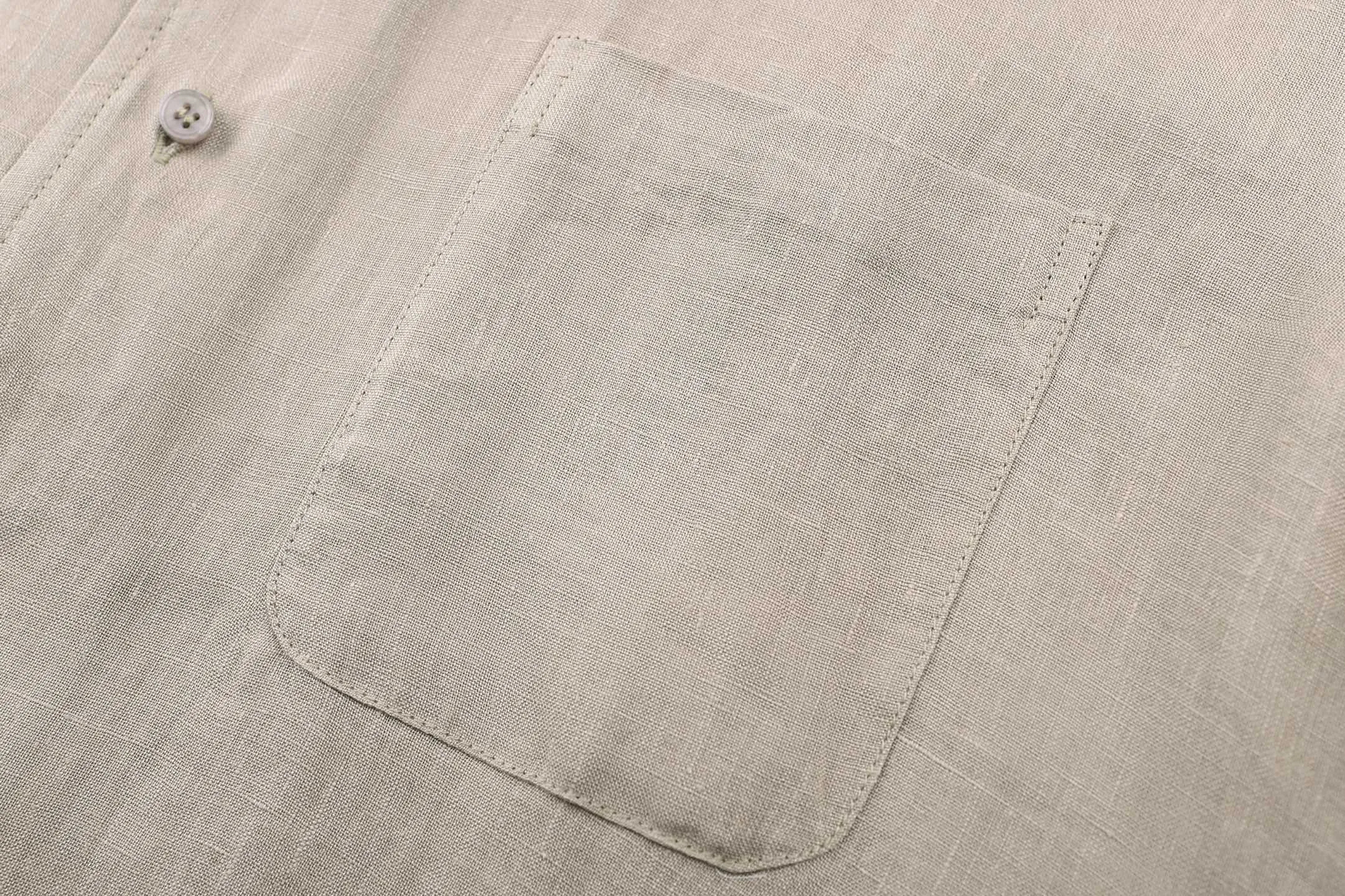 AP Loro Piana 26FW side seam logo lapel linen shirt ●Authentic 6800 purchase and development ●Customized 100% linen plain fabric ●Template embroidery ●Handmade overlocking ●Fabric fermentation wash ●Customized 1:1 buttons ●Customized 1:1 trademark ●Fit version ●Size: S M L